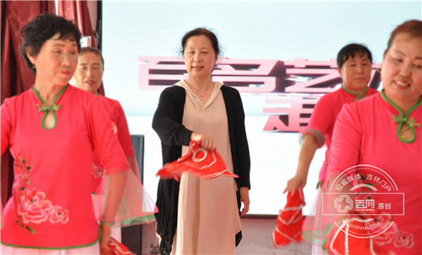 王晓梅老师指导舞蹈队员转手绢 王晓梅老师指导舞蹈队员转手绢