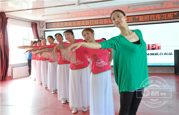 王亚平老师指导队员动作 王亚平老师指导队员动作