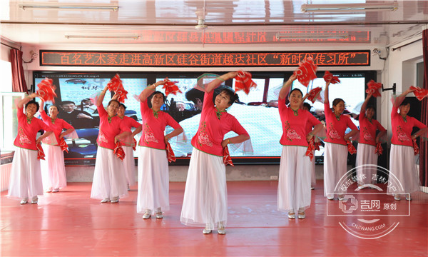 “辣妈俏夕阳”舞蹈队带来舞蹈表演 “辣妈俏夕阳”舞蹈队带来舞蹈表演