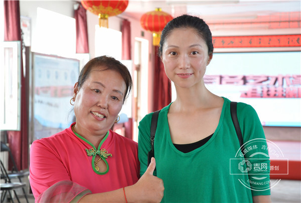 队长李玉玲与老师合影 队长李玉玲与老师合影