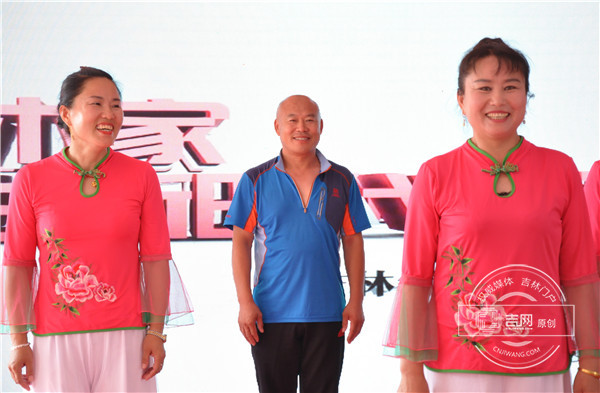 舞蹈队唯一的男队员赵胤杰(中)参加表演 舞蹈队唯一的男队员赵胤杰(中)参加表演