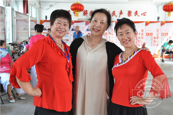 王晓梅老师与队员们热情合影 王晓梅老师与队员们热情合影