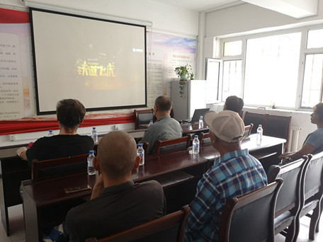 丹阳社区优抚军人观看《铁道飞虎》.jpg 丹阳社区优抚军人观看《铁道飞虎》.jpg