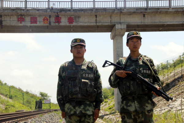 节日期间,吉林省公安边防总队珲春边防检查站战士正在中俄铁路口岸