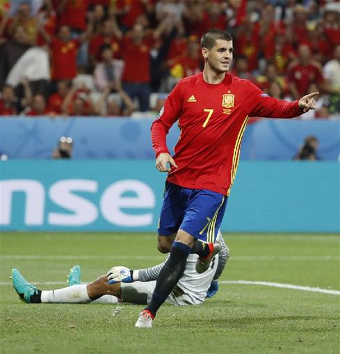 6月17日,西班牙队球员莫拉塔庆祝自己本场比赛的第二粒进球.