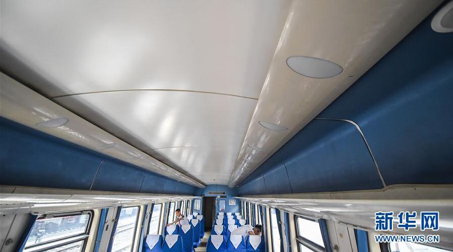 6月16日,长春客运段列车员在z722次列车上整理车内环境,他们上方的