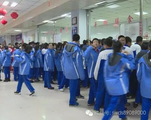 长春市净月实验中学食堂服务员直接用手抓饭 未按要求公示转基因豆油 长春市净月实验中学食堂服务员直接用手抓饭 未按要求公示转基因豆油