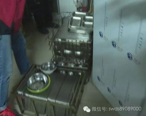 长春市净月实验中学食堂服务员直接用手抓饭 未按要求公示转基因豆油 长春市净月实验中学食堂服务员直接用手抓饭 未按要求公示转基因豆油