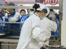 长春市净月实验中学食堂服务员直接用手抓饭 未按要求公示转基因豆油 长春市净月实验中学食堂服务员直接用手抓饭 未按要求公示转基因豆油