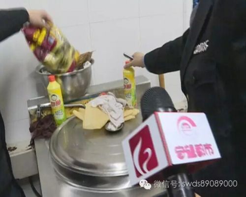 长春市净月实验中学食堂服务员直接用手抓饭 未按要求公示转基因豆油 长春市净月实验中学食堂服务员直接用手抓饭 未按要求公示转基因豆油