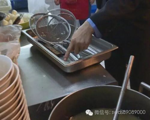 长春市净月实验中学食堂服务员直接用手抓饭 未按要求公示转基因豆油 长春市净月实验中学食堂服务员直接用手抓饭 未按要求公示转基因豆油