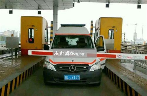 救护车因12元高速过路费被拦