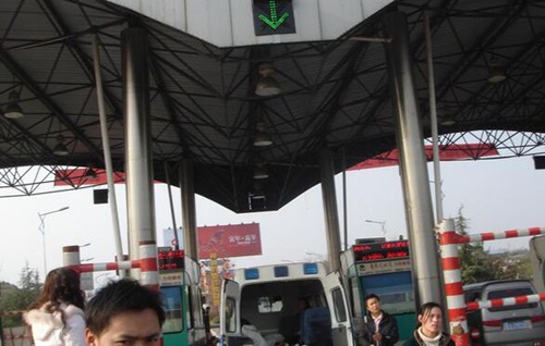 救护车收费站被拦(网络配图)