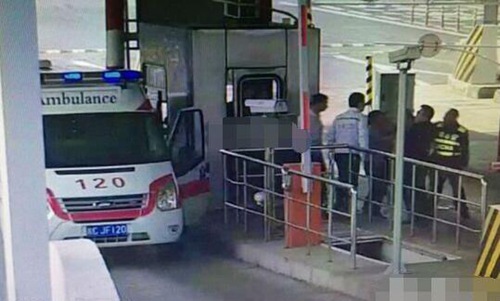 救护车收费站被拦(网络配图)