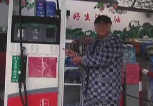 左某现在非常的后悔。警察让左某尽快把欠加油站的钱赶快还掉。