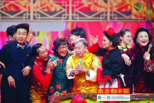 “老太爷”黄俊英携“子孙”拜年。南都记者马强 摄 1月20日起,8大卫视8台春晚陆续登场
