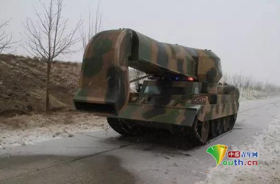 据中国兵器工业集团一机集团介绍,这款扫雪神器实为“涡喷吹雪车”。