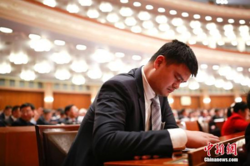 资料图:姚明会为中国篮球做出哪些改变?<span target='_blank' href='http://www.chinanews.com/'>中新社</span>记者 盛佳鹏摄 点击进入下一页