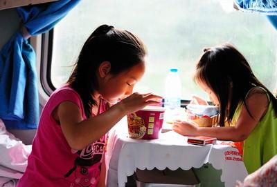 女孩网购泡面嘴被辣肿 送到医院进行救治引发网友们热议