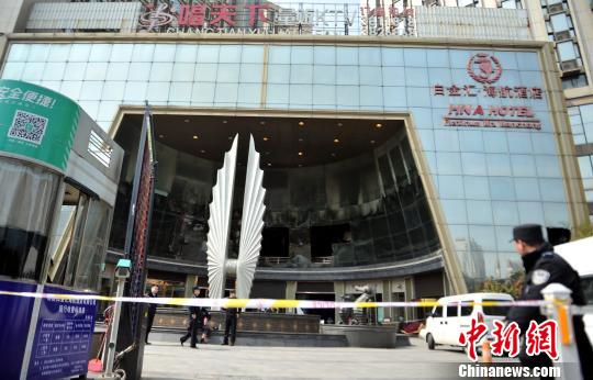 2月26日,警方已经在发生火灾事故的白金汇海航酒店四周拉起警戒线。 刘占昆 摄 点击进入下一页