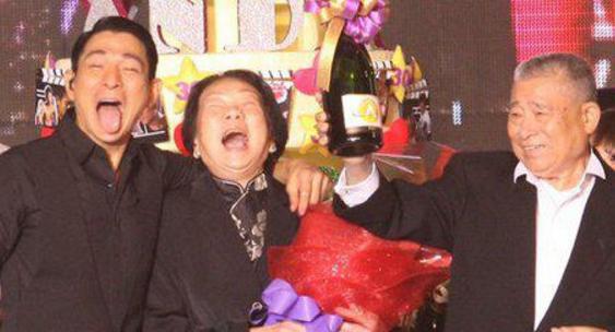 刘德华全家近照曝光，看完这照片就知道华仔为什么那么受人尊敬了