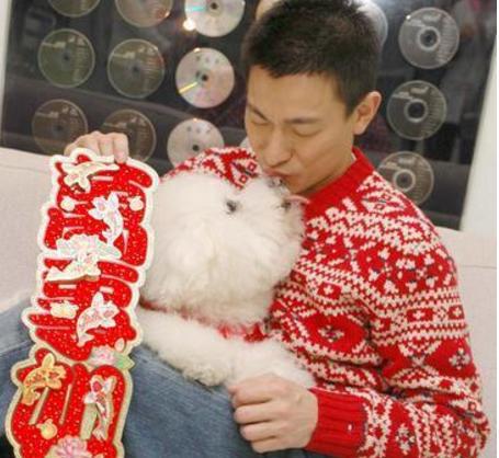 刘德华全家近照曝光，看完这照片就知道华仔为什么那么受人尊敬了