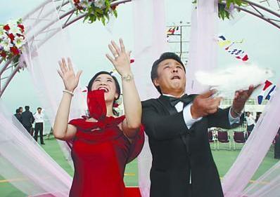 19岁夺世界冠军退役后嫁“黑道大哥”，患癌12年老公不离不弃