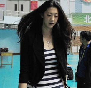 抢镜！1米93女排主力嫁1米8老公，上演女高男矮姐弟恋！