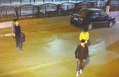 三男子抢完现金又加微信抢钱 警方视频追踪将他们抓获