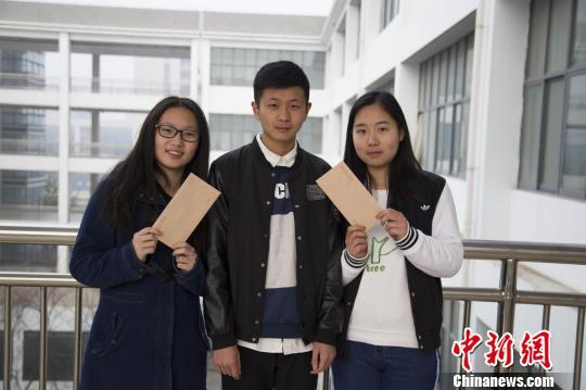 武汉一高校“公主班”唯一男生手写英文信件赠女生