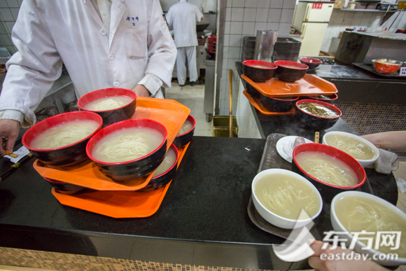 老半斋的“镇店之宝”刀鱼汁面即将被送上食客的餐桌。