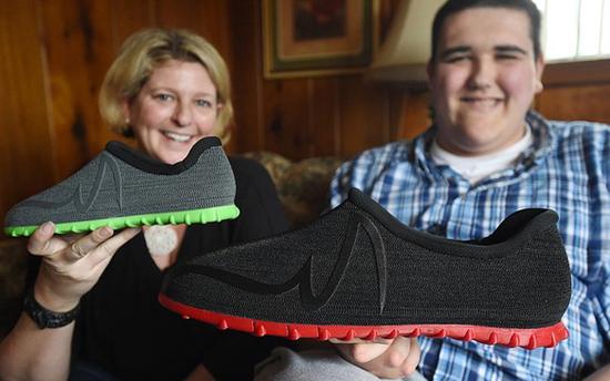 19岁青年穿上3D打印鞋子 常因脚太大买不到鞋子