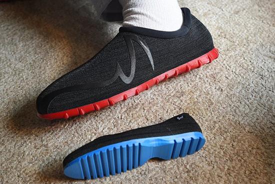 19岁青年穿上3D打印鞋子 常因脚太大买不到鞋子