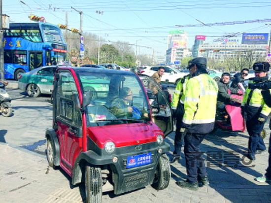 济南一90后女司机竟然开代步车上路,驾照被扣12分