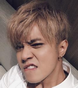 点击图片翻到下一页>> 台湾腔表情包走红 罗志祥阮经天陈乔恩你脑补的是谁?(组图)