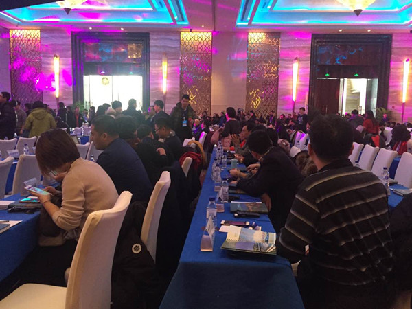 嘉宾陆续进会场，开幕式即将开始